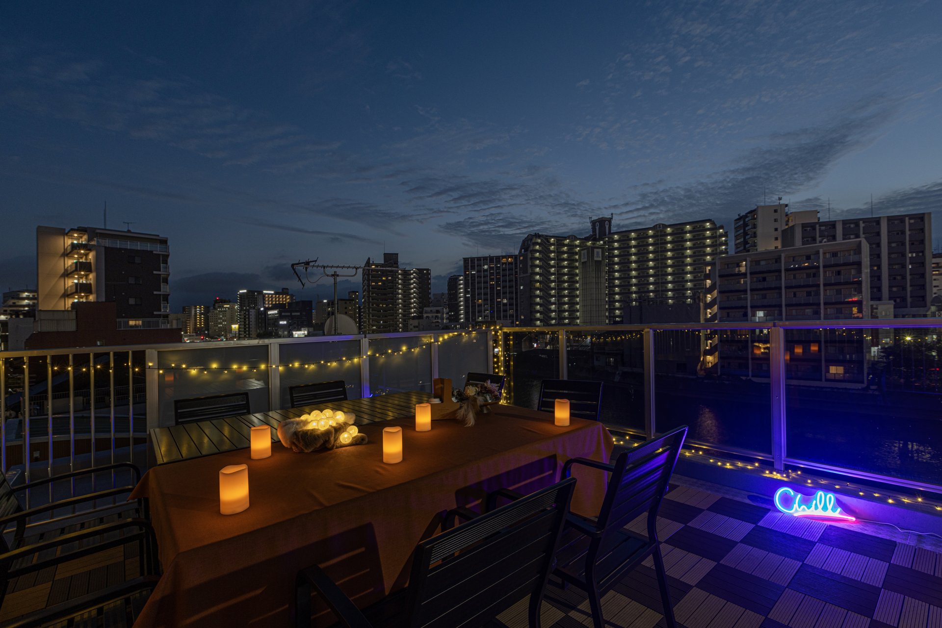 HOTEL AIRSTARの夜の共用スカイテラス