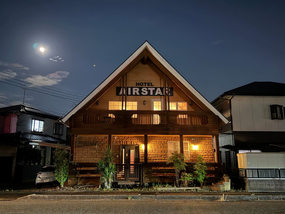 灯りが迎える、夜のLODGE