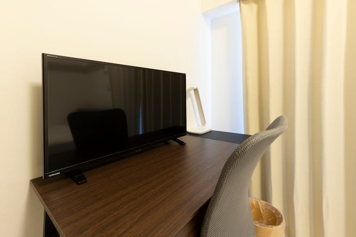 デスクとテレビ